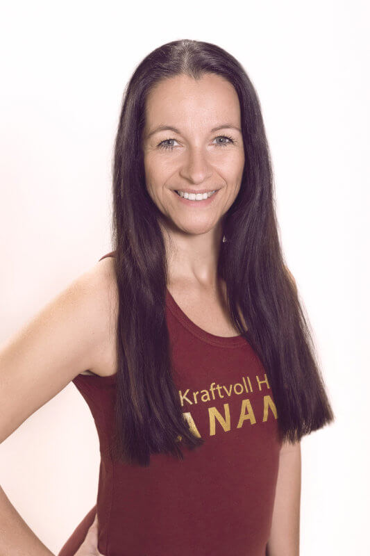 Porträt Eva von der Ananya Yoga Academy für Yoga-Ausbildungen in Österreich und Indien